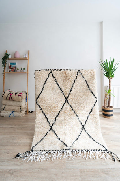 Tapis Beni Ouarain blanc et noir - 180 x 105cm / B116