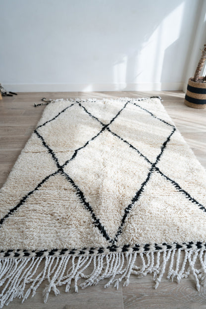 Tapis Beni Ouarain blanc et noir - 180 x 105cm / B116