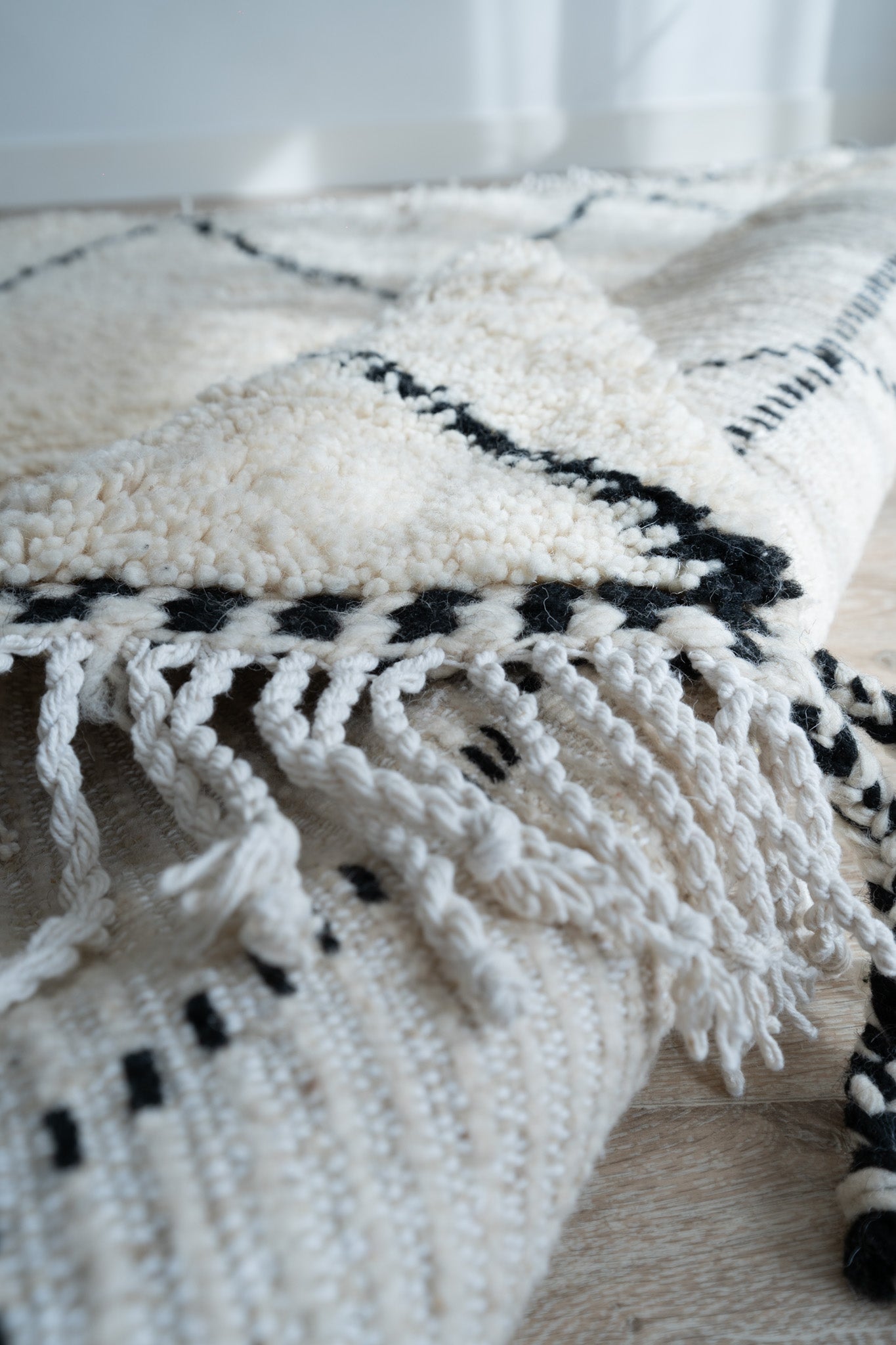 Tapis Beni Ouarain blanc et noir - 180 x 105cm / B116