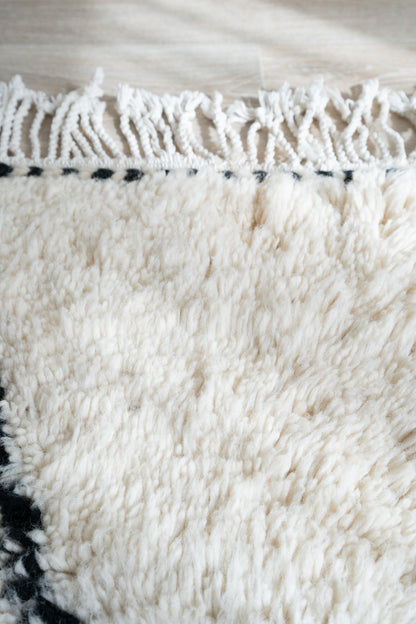 Tapis Beni Ouarain blanc et noir - 180 x 105cm / B116