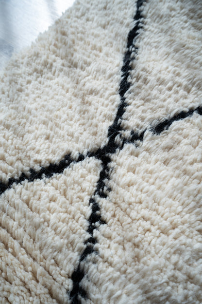 Tapis Beni Ouarain blanc et noir - 180 x 105cm / B116