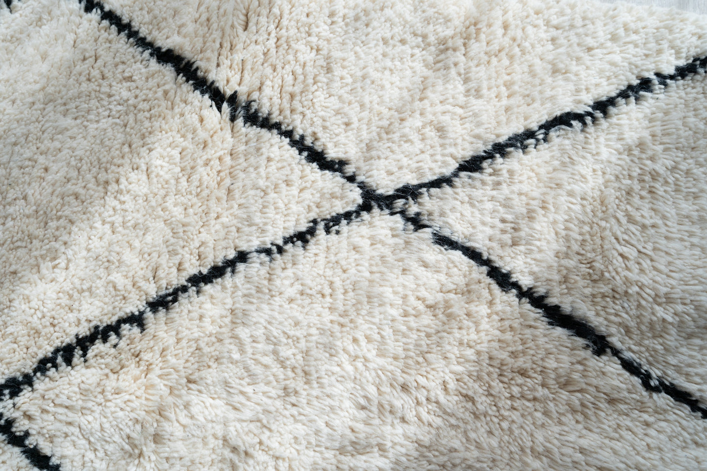 Tapis Beni Ouarain blanc et noir - 180 x 105cm / B116