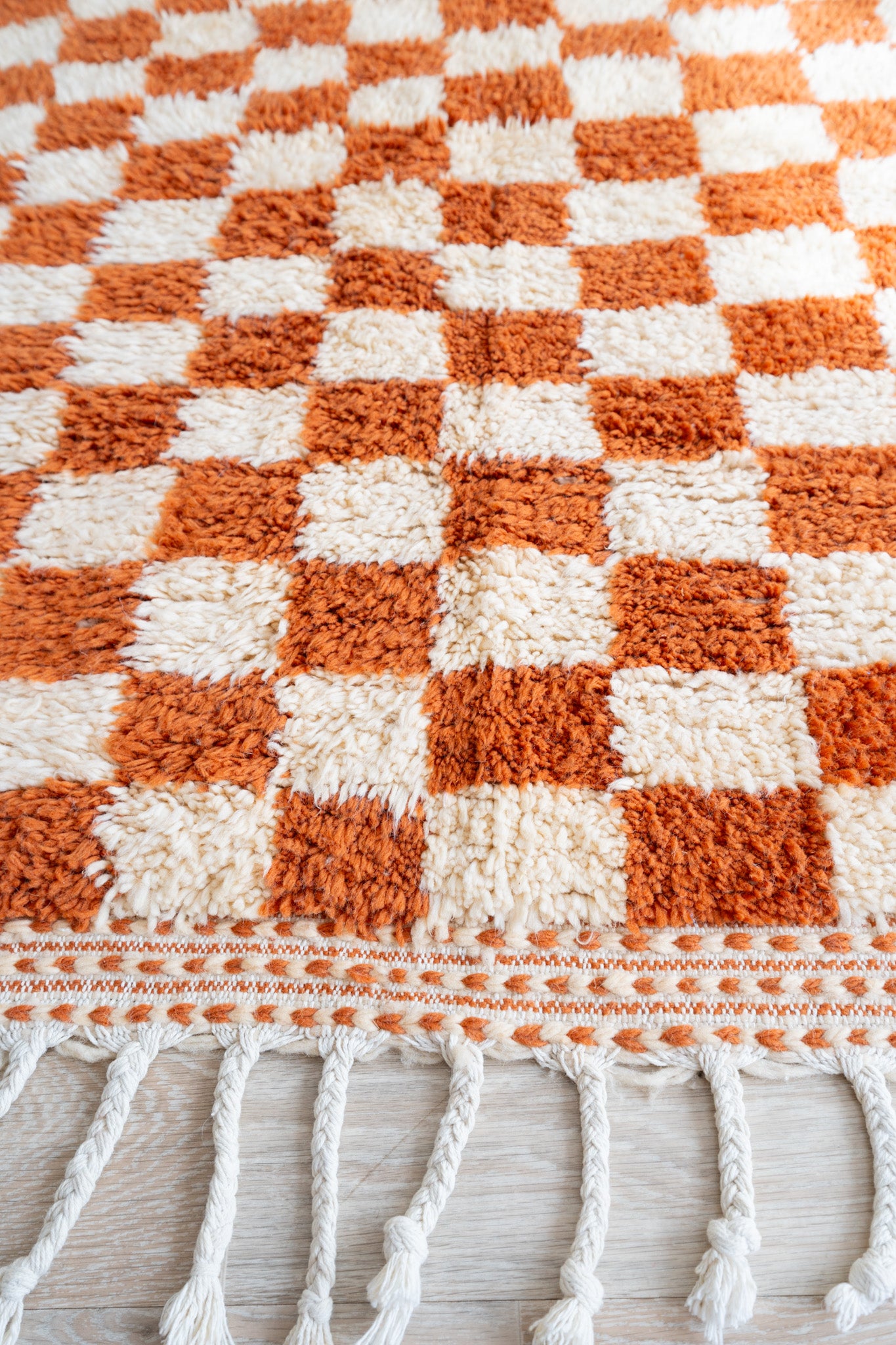Tapis Beni Ouarain damier Blanc et Orange - 180 x 105cm / B117