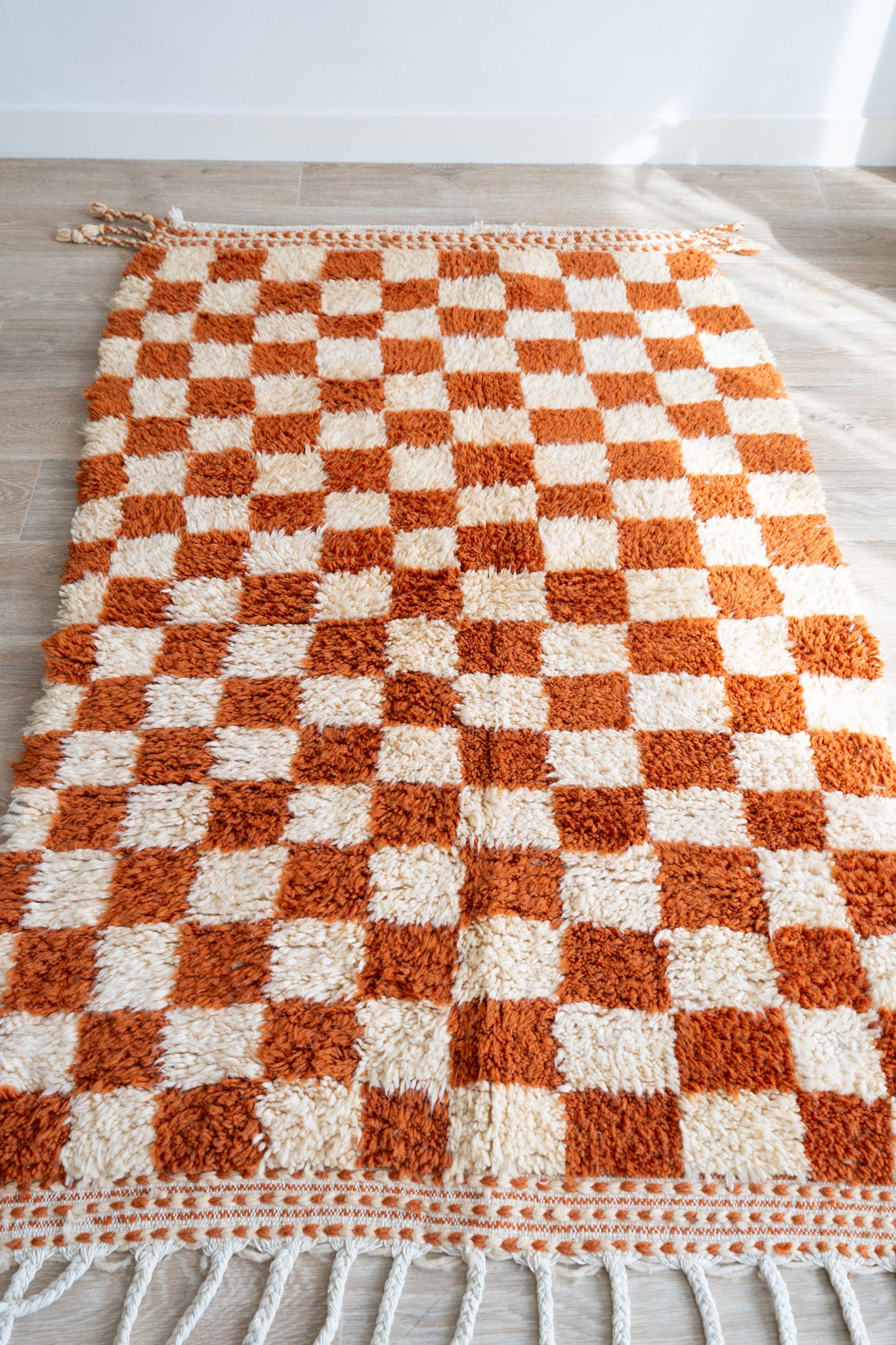 Tapis Beni Ouarain damier Blanc et Orange - 180 x 105cm / B117