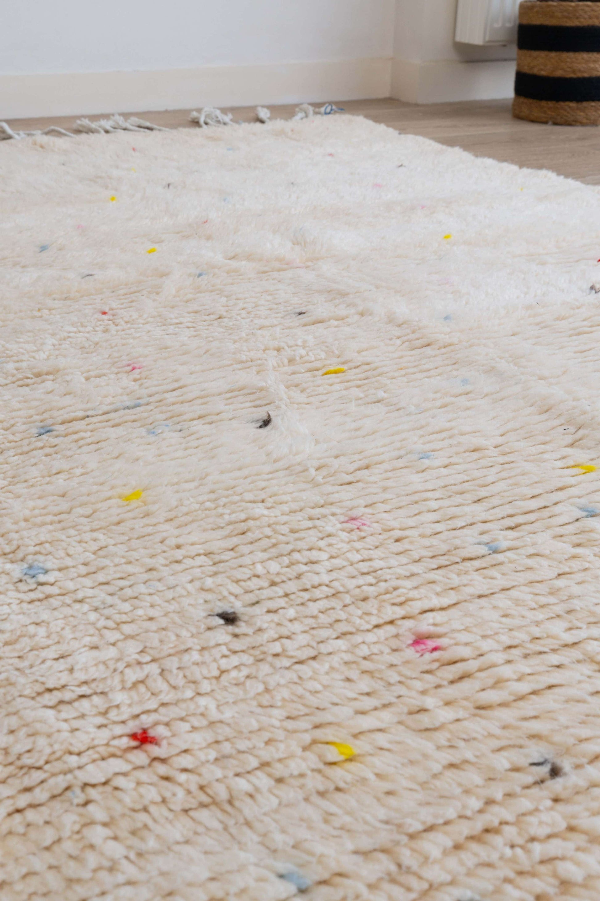 Tapis Beni Ouarain à pois multicolore - 210 x 120cm / B106