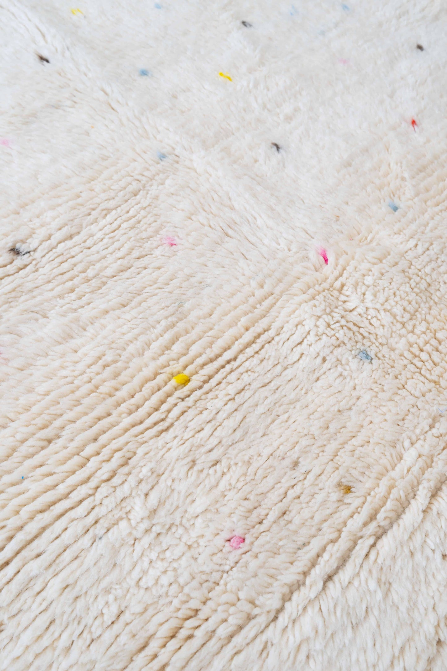 Tapis Beni Ouarain à pois multicolore - 210 x 120cm / B106