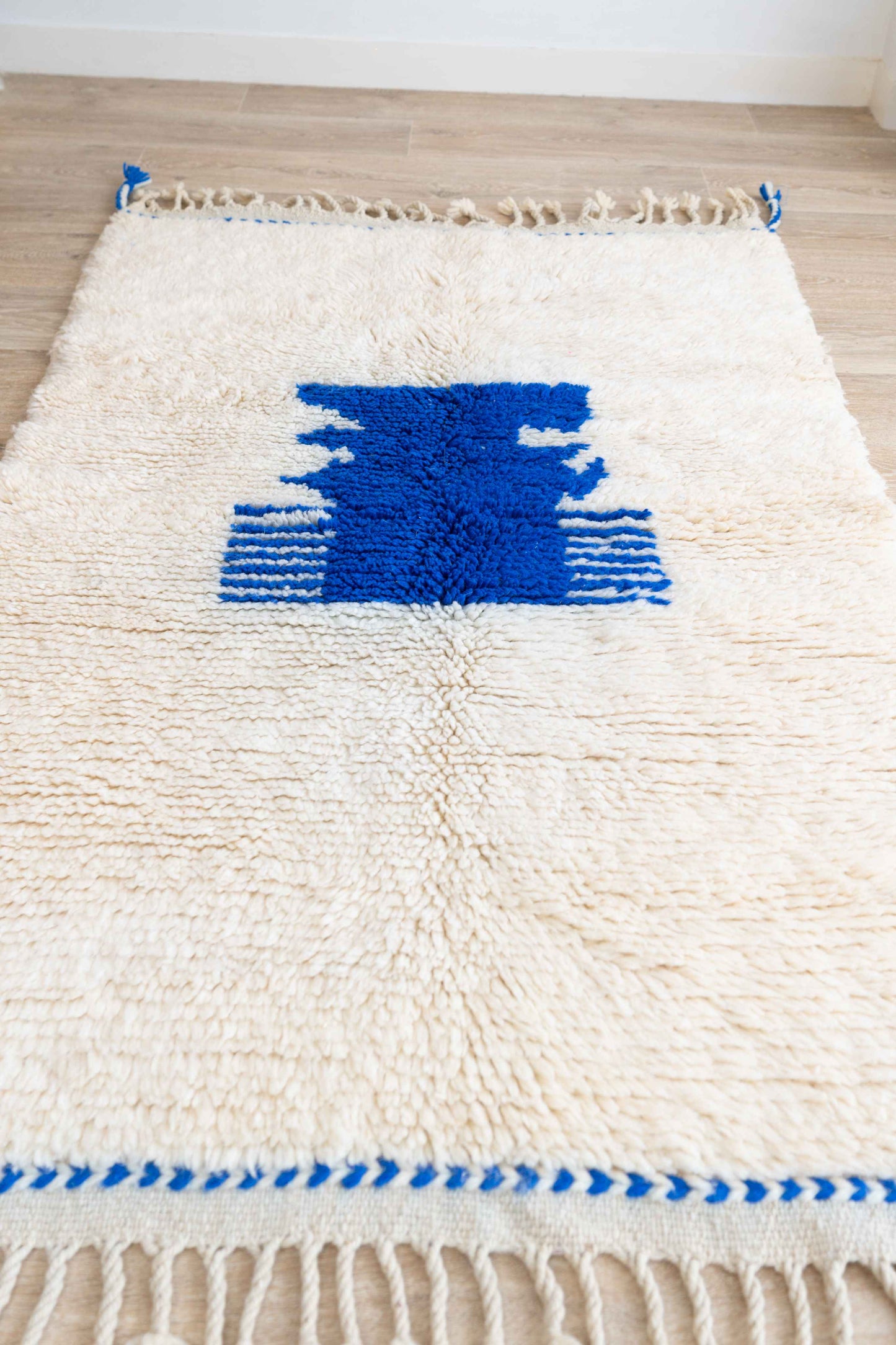 Tapis Beni Ouarain Blanc et Bleu Majorelle- 165 x 107cm / B111