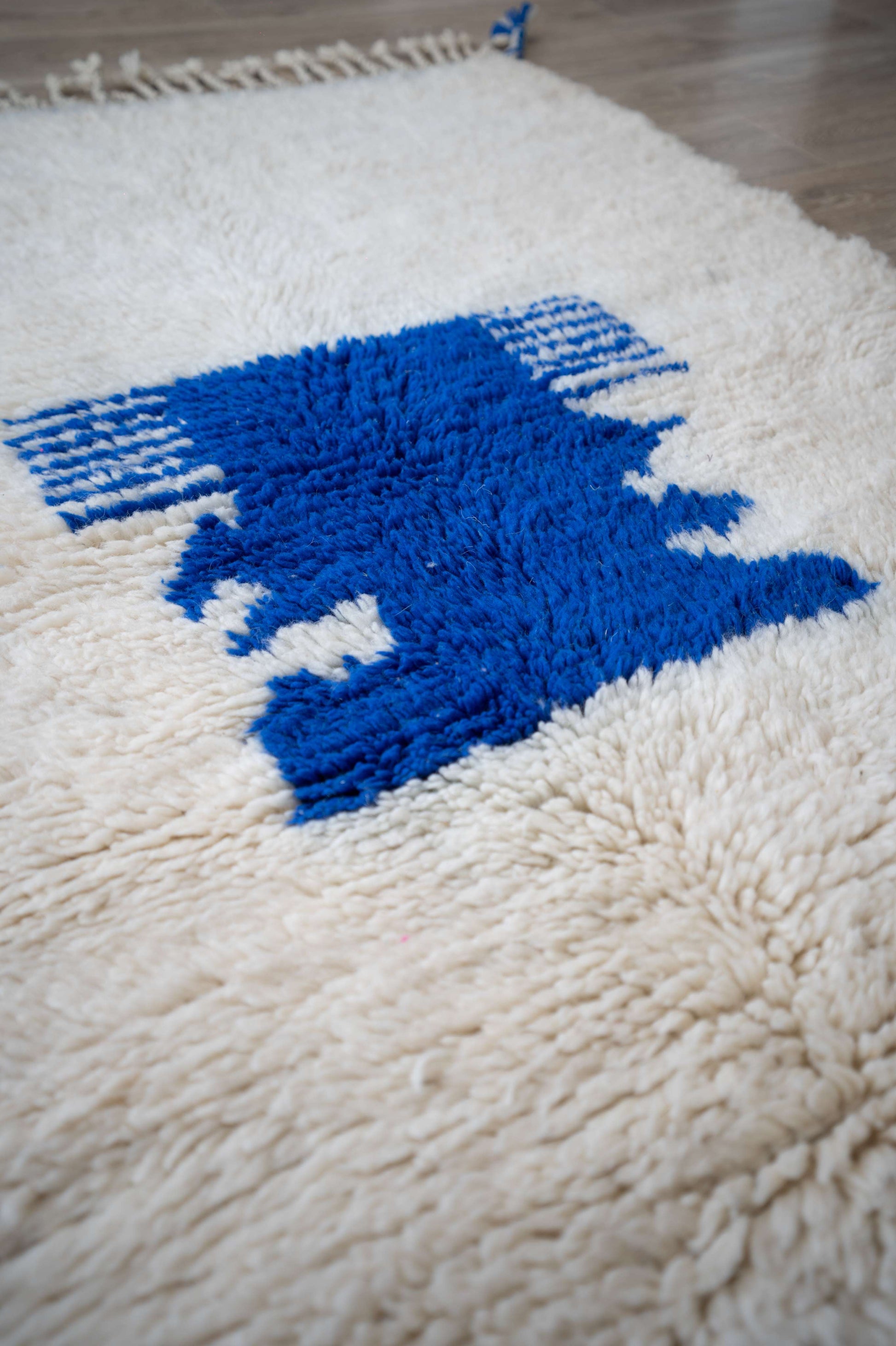 Tapis Beni Ouarain Blanc et Bleu Majorelle- 165 x 107cm / B111