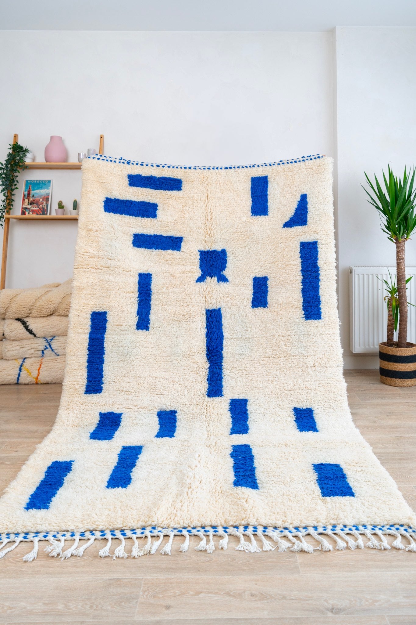 Tapis Beni Ouarain Blanc et Bleu Majorelle- 248 x 150cm / B115