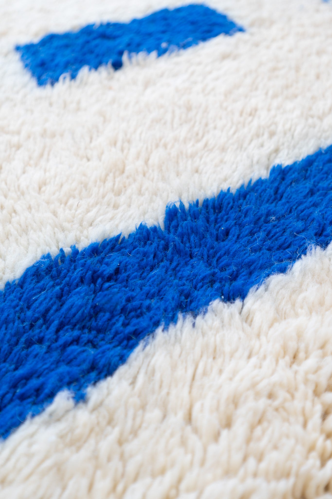 Tapis Beni Ouarain Blanc et Bleu Majorelle- 248 x 150cm / B115