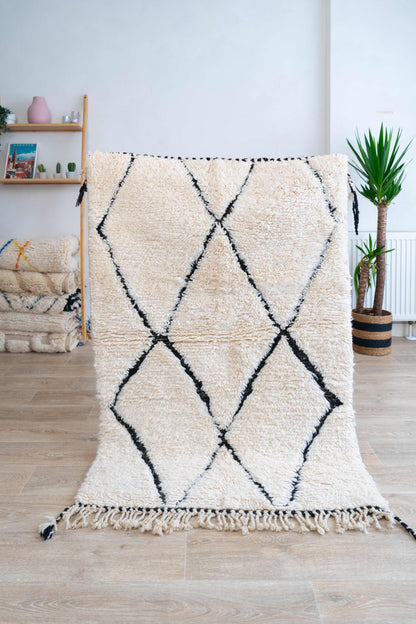 Tapis Beni Ouarain blanc et noir - 162 x 102cm / B107