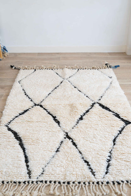 Tapis Beni Ouarain blanc et noir - 162 x 102cm / B107