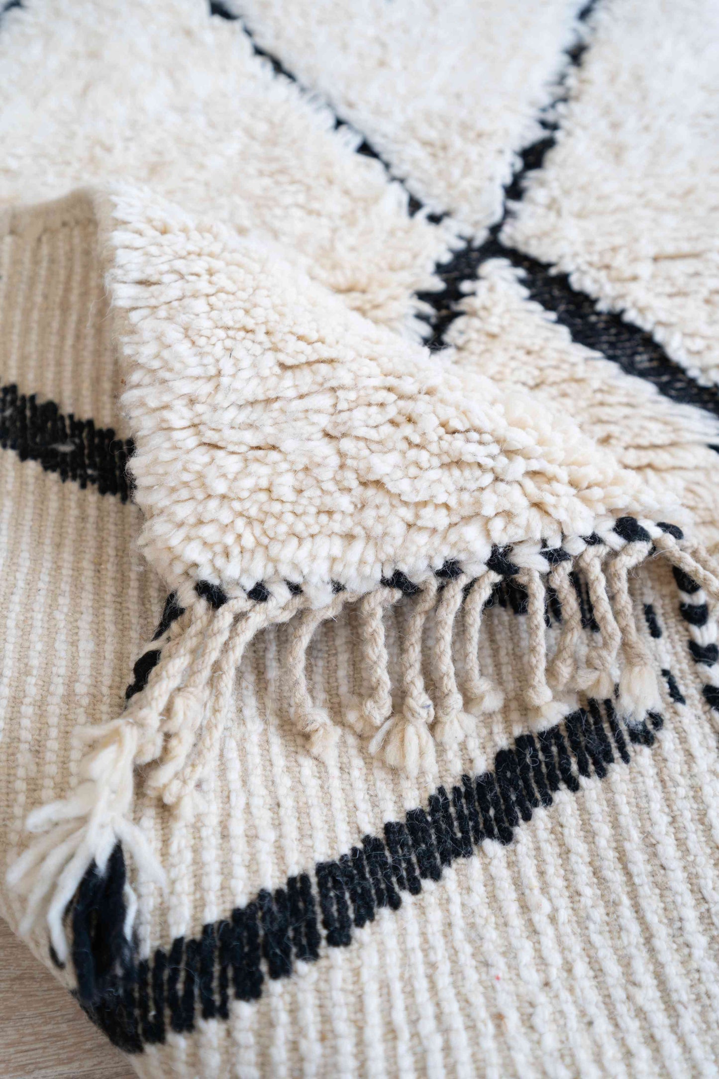 Tapis Beni Ouarain blanc et noir - 162 x 102cm / B107