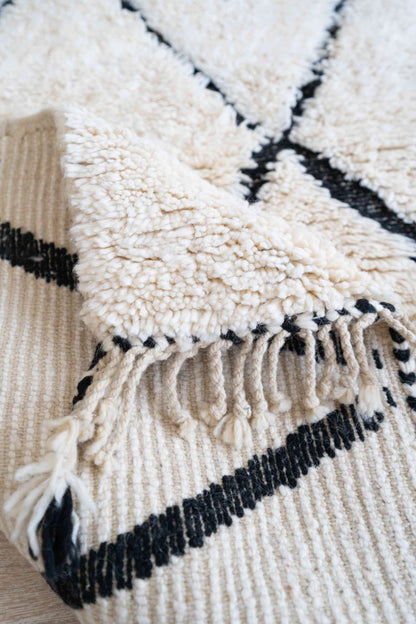 Tapis Beni Ouarain blanc et noir - 162 x 102cm / B107