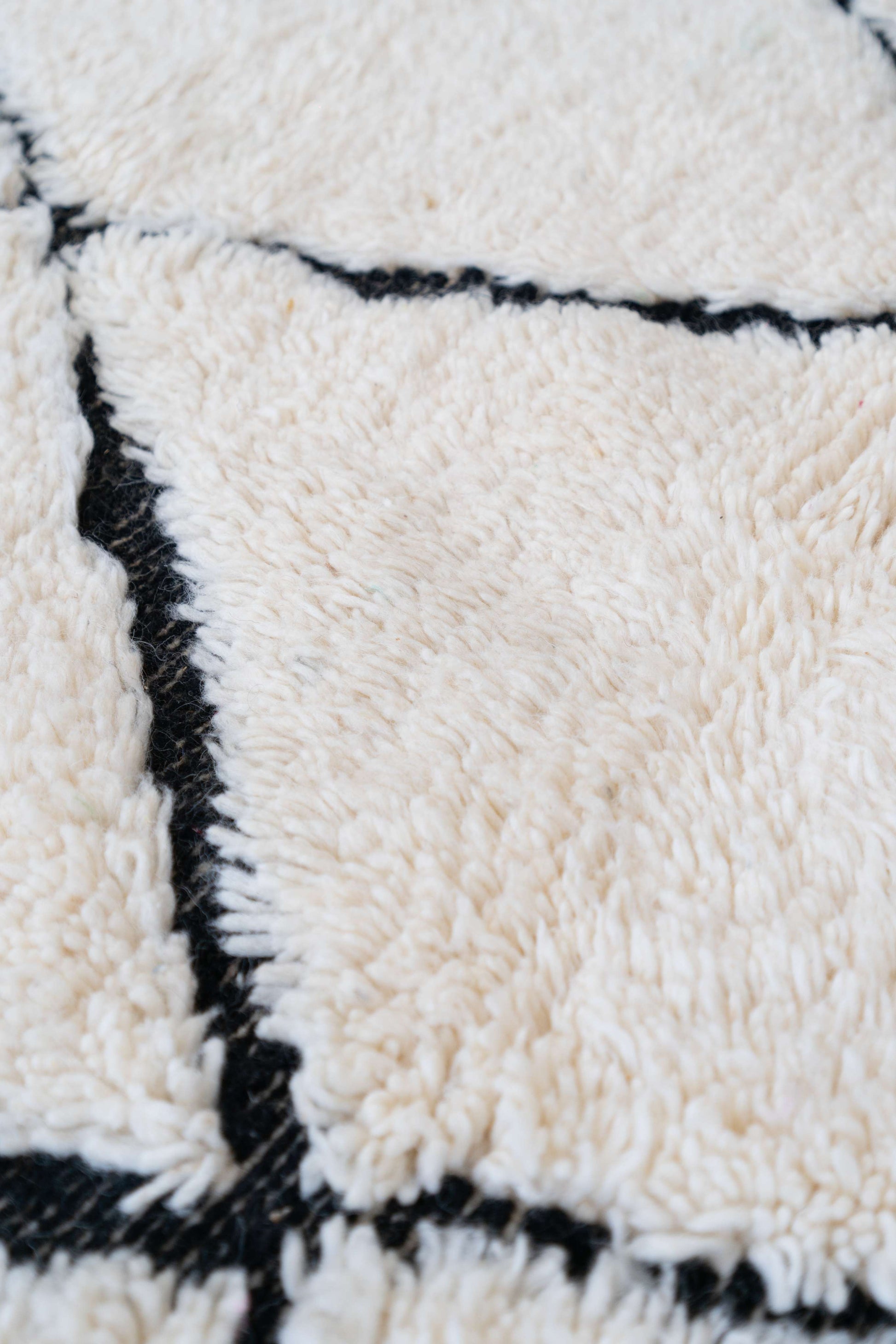 Tapis Beni Ouarain blanc et noir - 162 x 102cm / B107