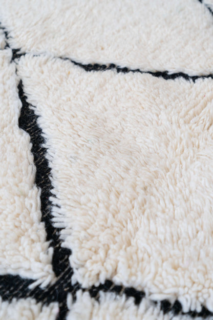 Tapis Beni Ouarain blanc et noir - 162 x 102cm / B107