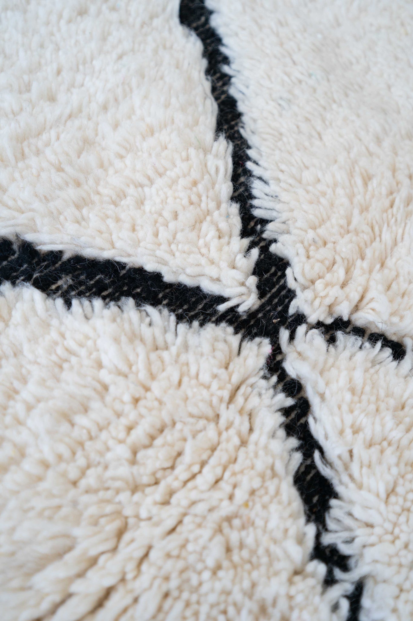 Tapis Beni Ouarain blanc et noir - 162 x 102cm / B107