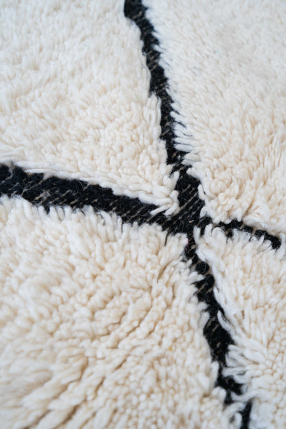 Tapis Beni Ouarain blanc et noir - 162 x 102cm / B107