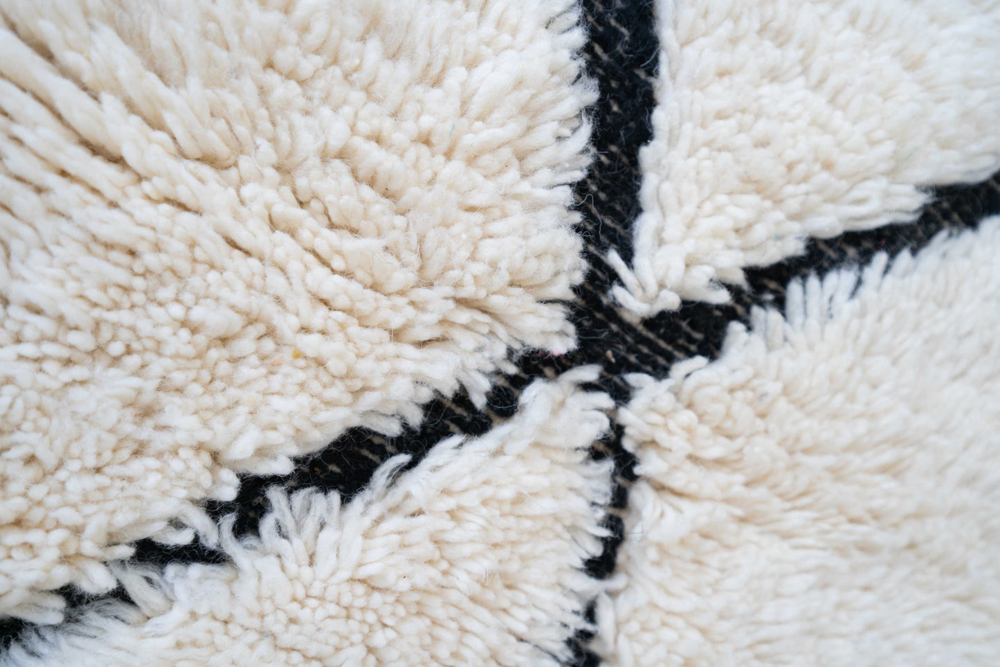 Tapis Beni Ouarain blanc et noir - 162 x 102cm / B107