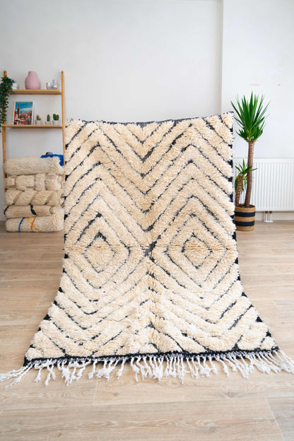 Tapis Beni Ouarain blanc et noir - 198 x 116cm / B112