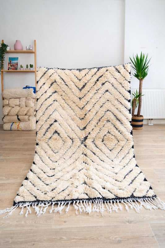 Tapis Beni Ouarain blanc et noir - 198 x 116cm / B112