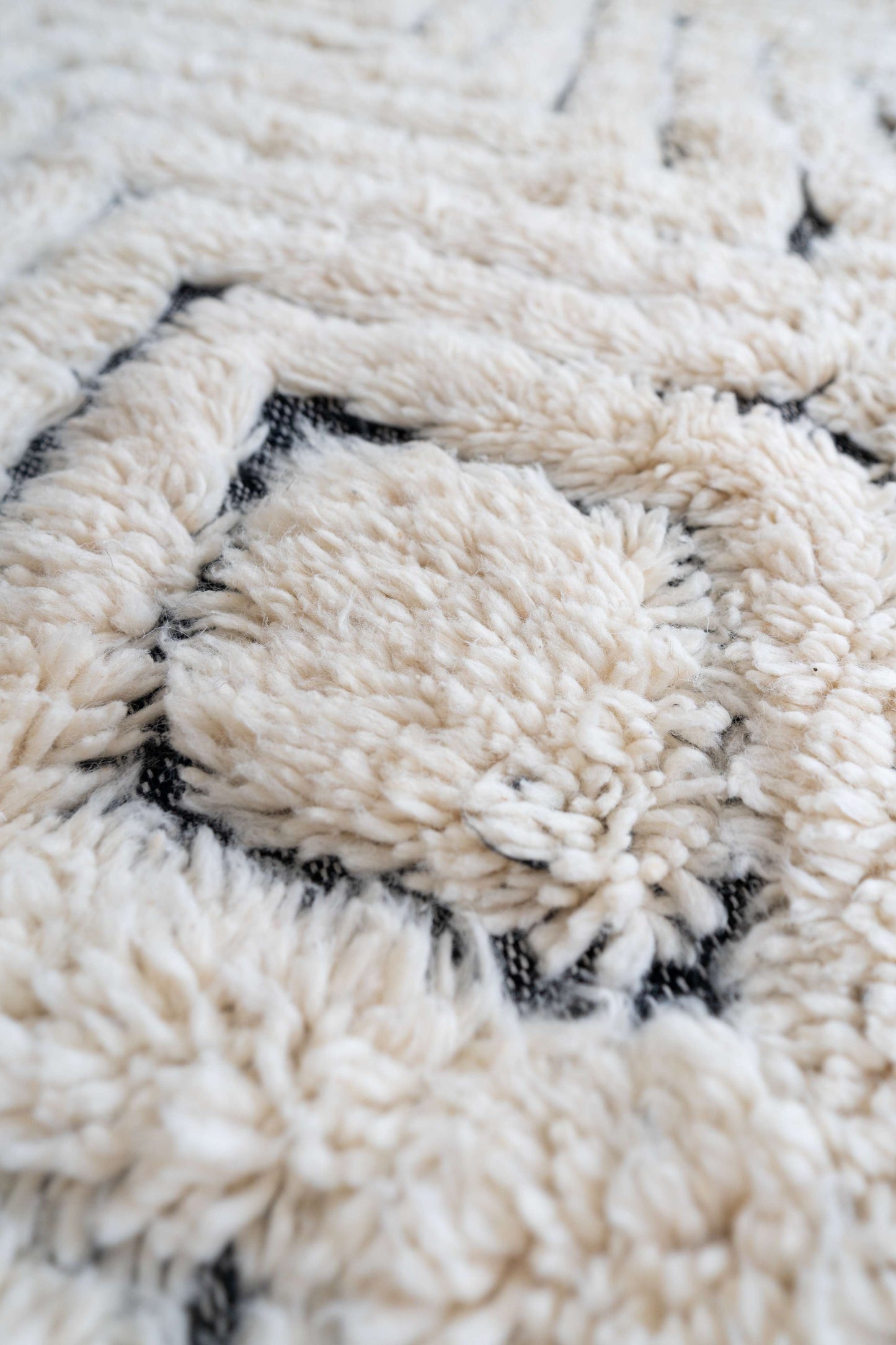 Tapis Beni Ouarain blanc et noir - 198 x 116cm / B112