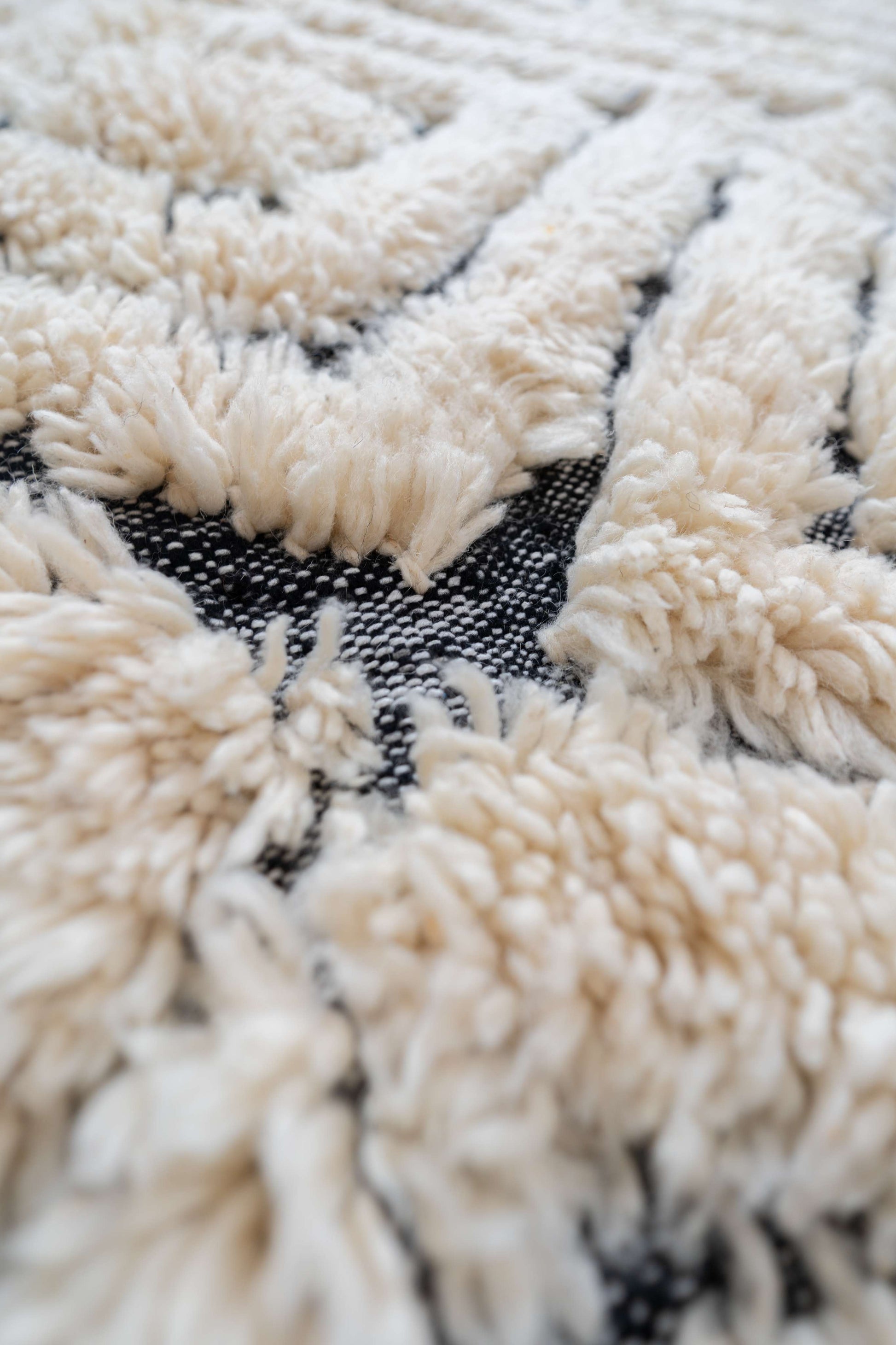 Tapis Beni Ouarain blanc et noir - 198 x 116cm / B112