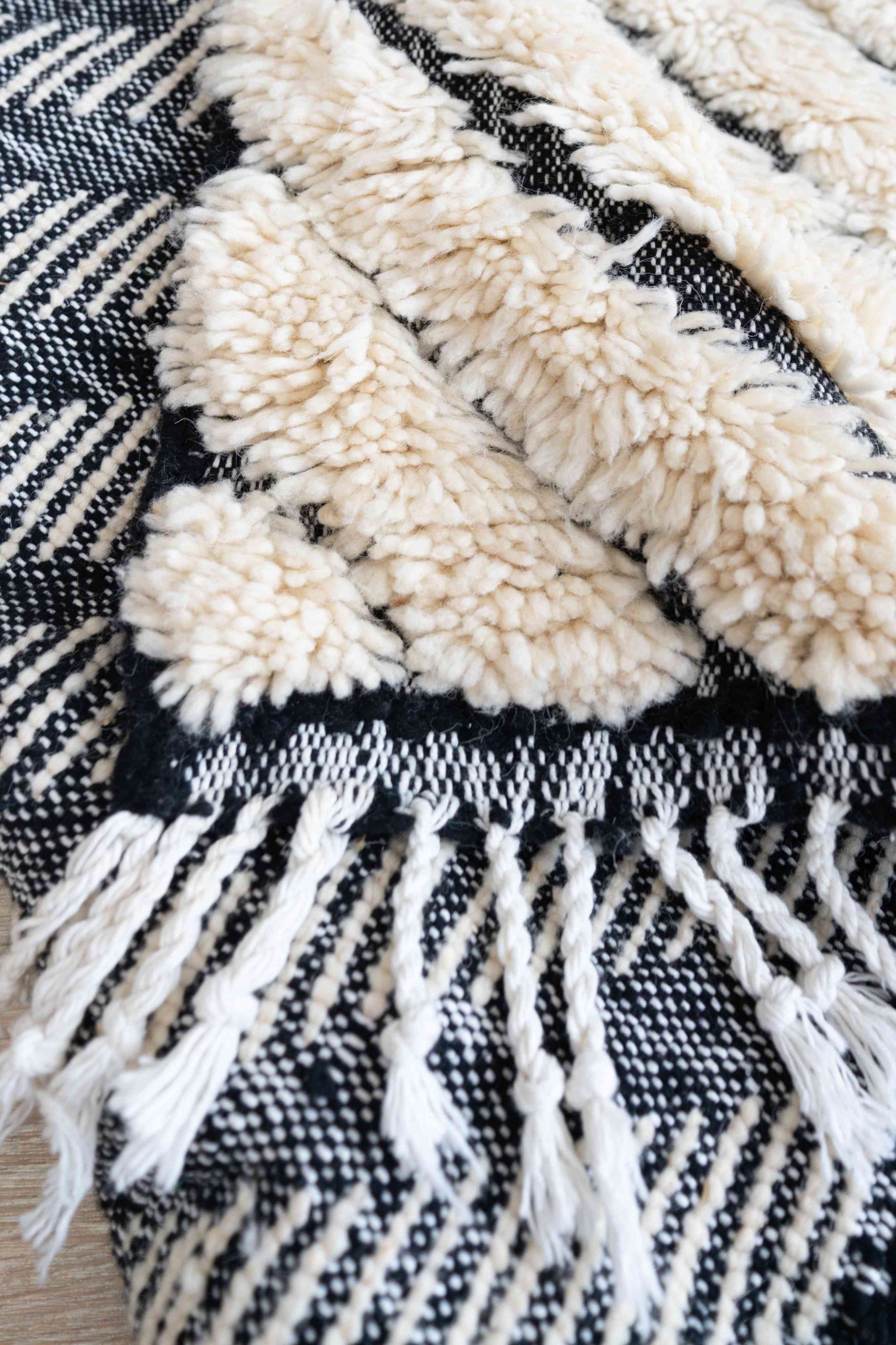 Tapis Beni Ouarain blanc et noir - 198 x 116cm / B112