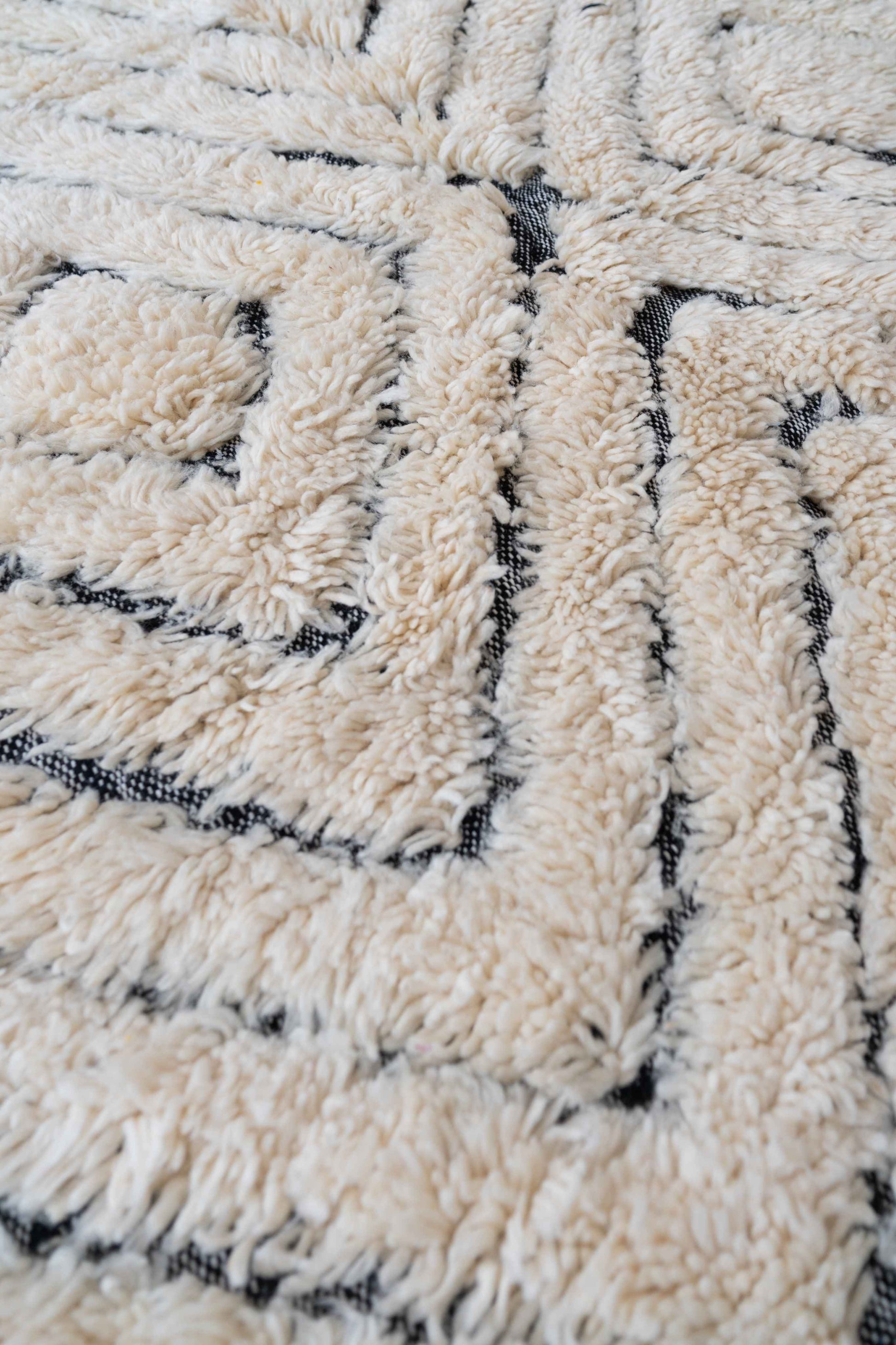 Tapis Beni Ouarain blanc et noir - 198 x 116cm / B112