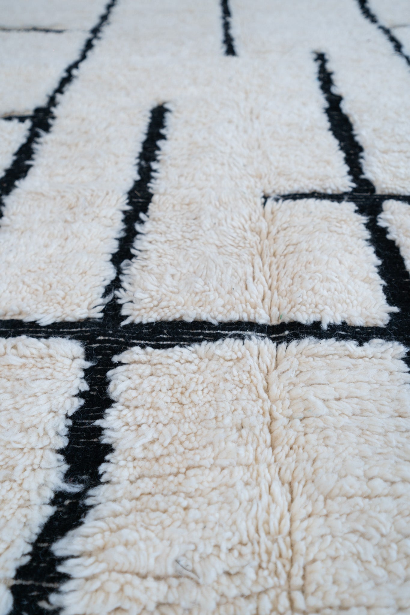 Tapis Beni Ouarain blanc et noir - 260 x 150cm / B113