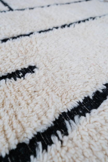 Tapis Beni Ouarain blanc et noir - 260 x 150cm / B113