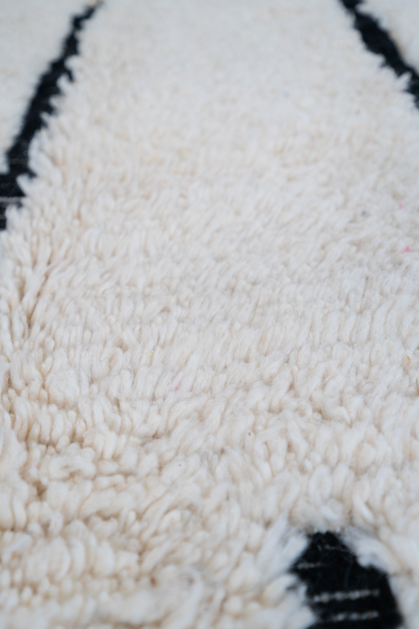 Tapis Beni Ouarain blanc et noir - 260 x 150cm / B113