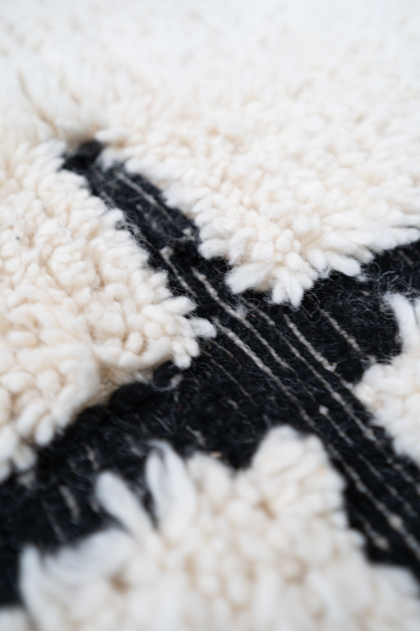 Tapis Beni Ouarain blanc et noir - 260 x 150cm / B113