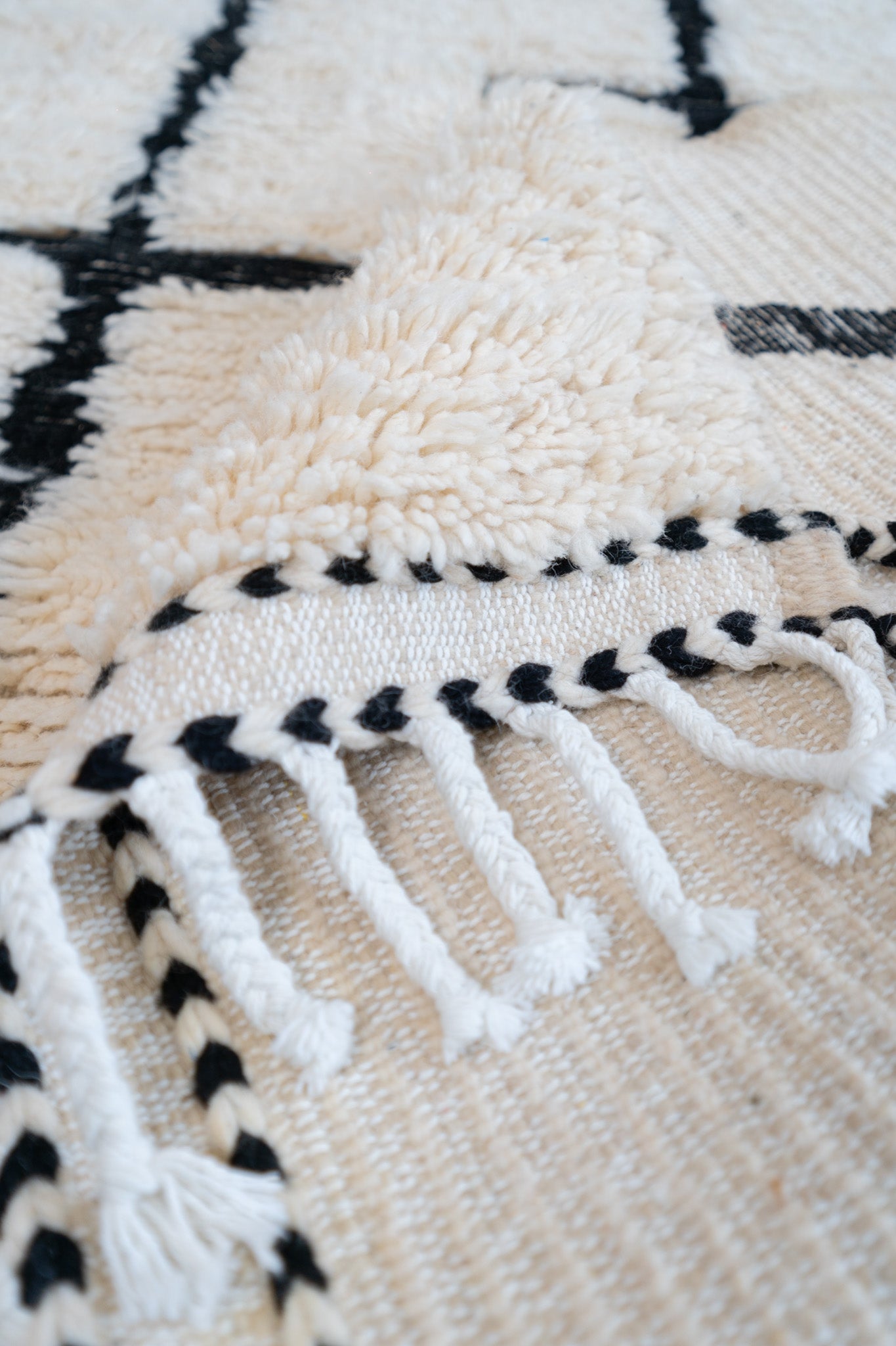 Tapis Beni Ouarain blanc et noir - 260 x 150cm / B113