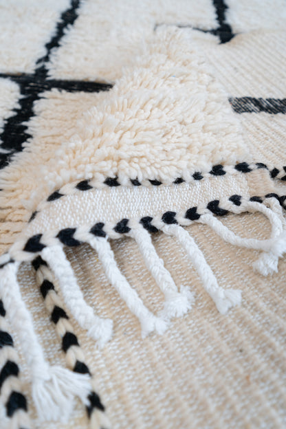 Tapis Beni Ouarain blanc et noir - 260 x 150cm / B113