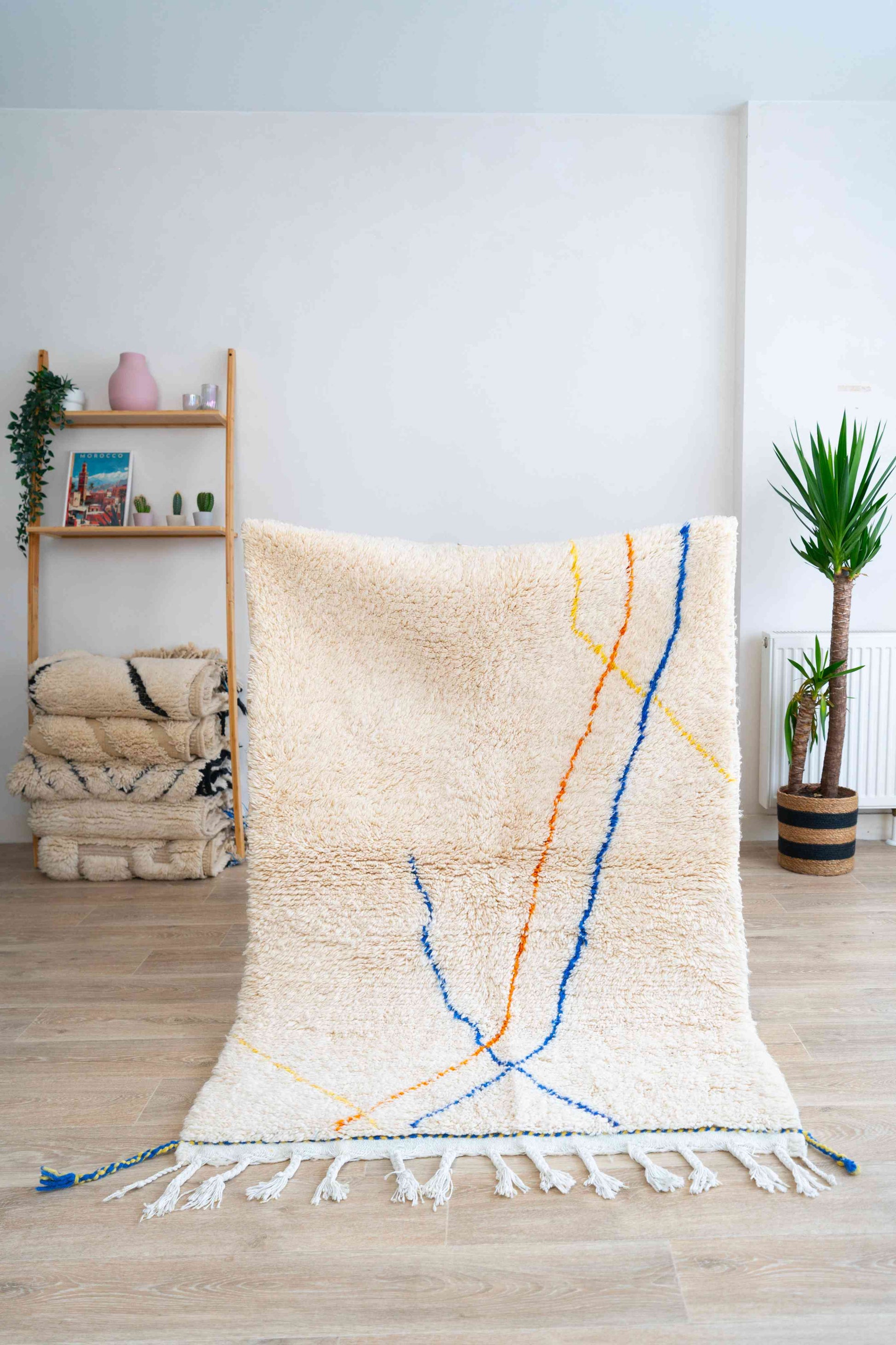 Tapis Beni Ouarain blanc, jaune et bleu majorelle - 178 x 108cm / B108