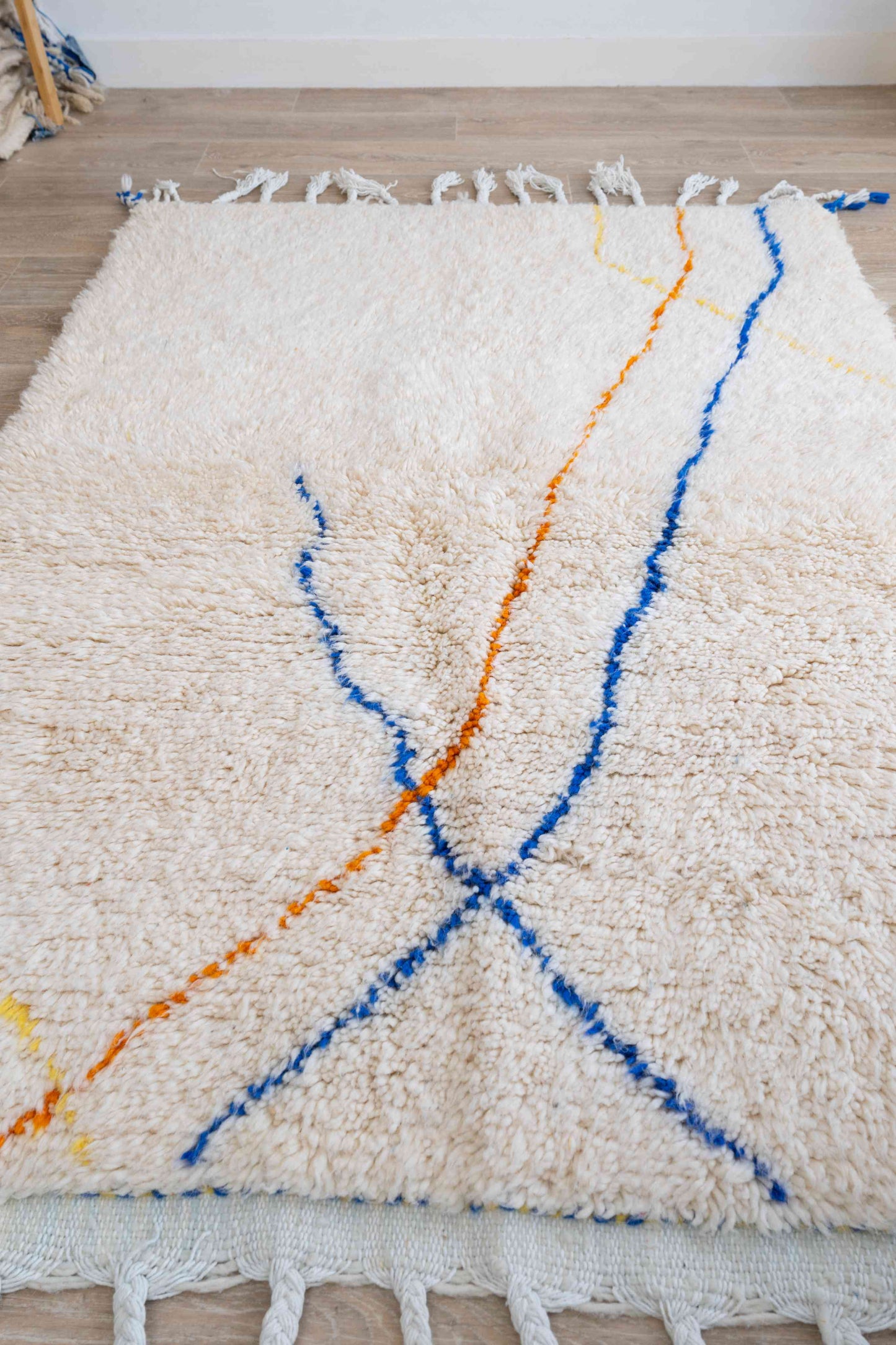 Tapis Beni Ouarain blanc, jaune et bleu majorelle - 178 x 108cm / B108