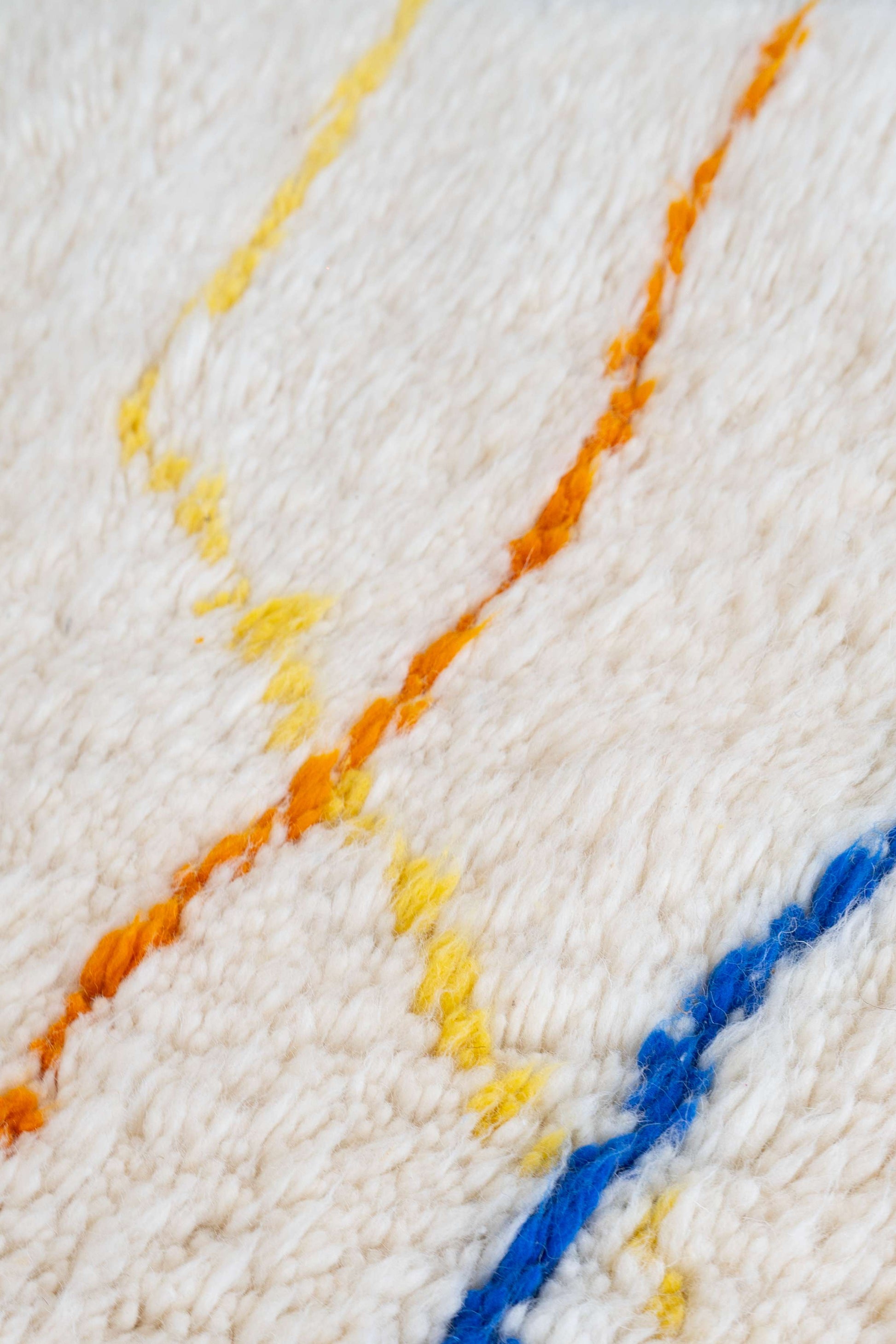 Tapis Beni Ouarain blanc, jaune et bleu majorelle - 178 x 108cm / B108