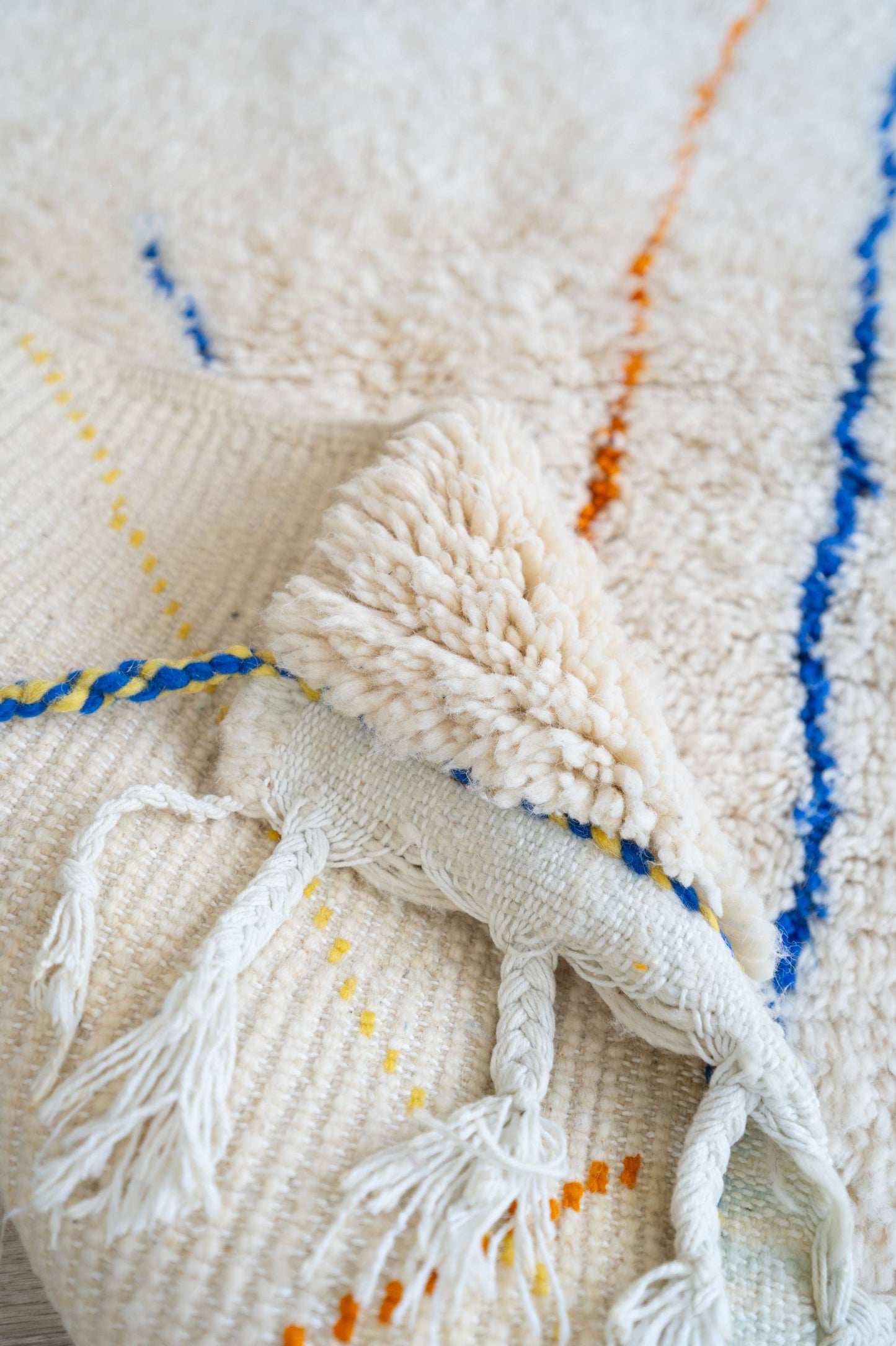 Tapis Beni Ouarain blanc, jaune et bleu majorelle - 178 x 108cm / B108