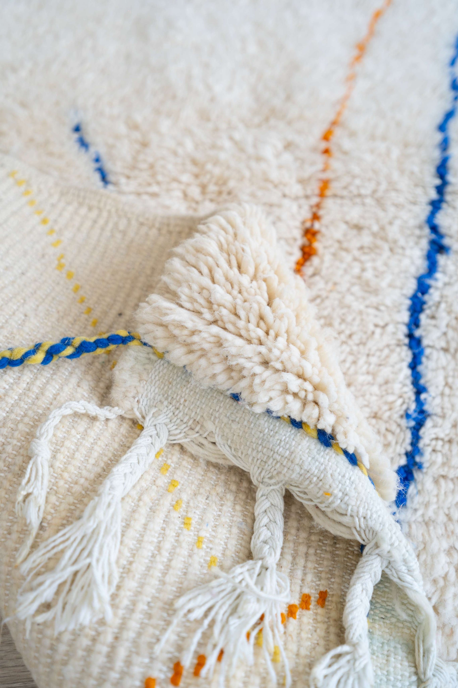 Tapis Beni Ouarain blanc, jaune et bleu majorelle - 178 x 108cm / B108