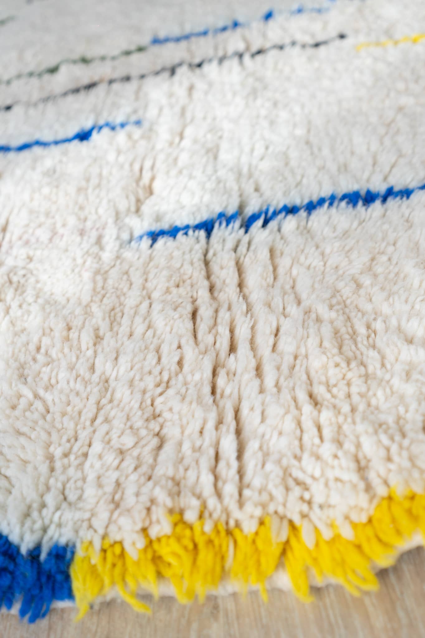 Tapis berbère coloré blanc et traits multicolores - SM101