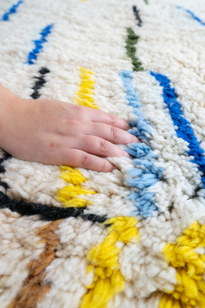 Tapis berbère coloré blanc et traits multicolores