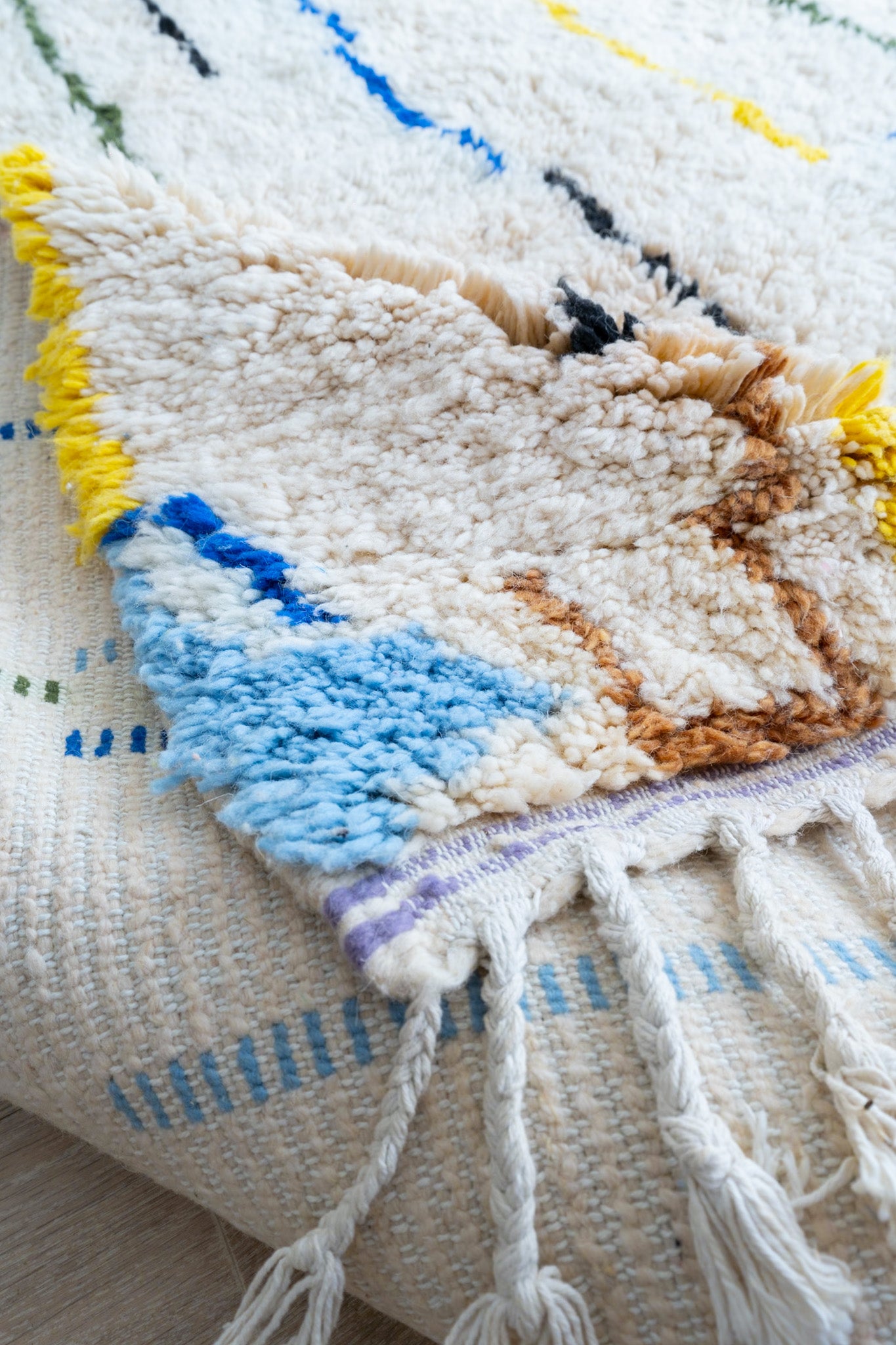 Tapis berbère coloré avec traits multicolores - 272 x 160cm / B101